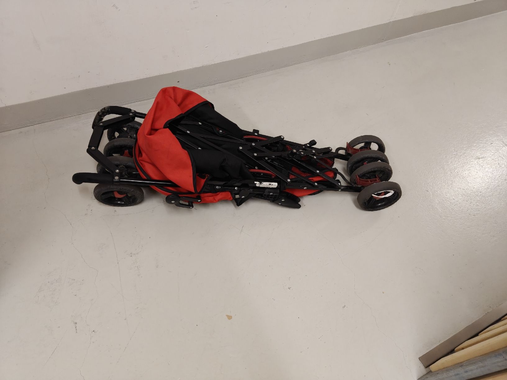 Kinderwagen: Ferrari Stroller Red Black Used – Gebraucht aus Wetzikon ZH von was_jtf5 1