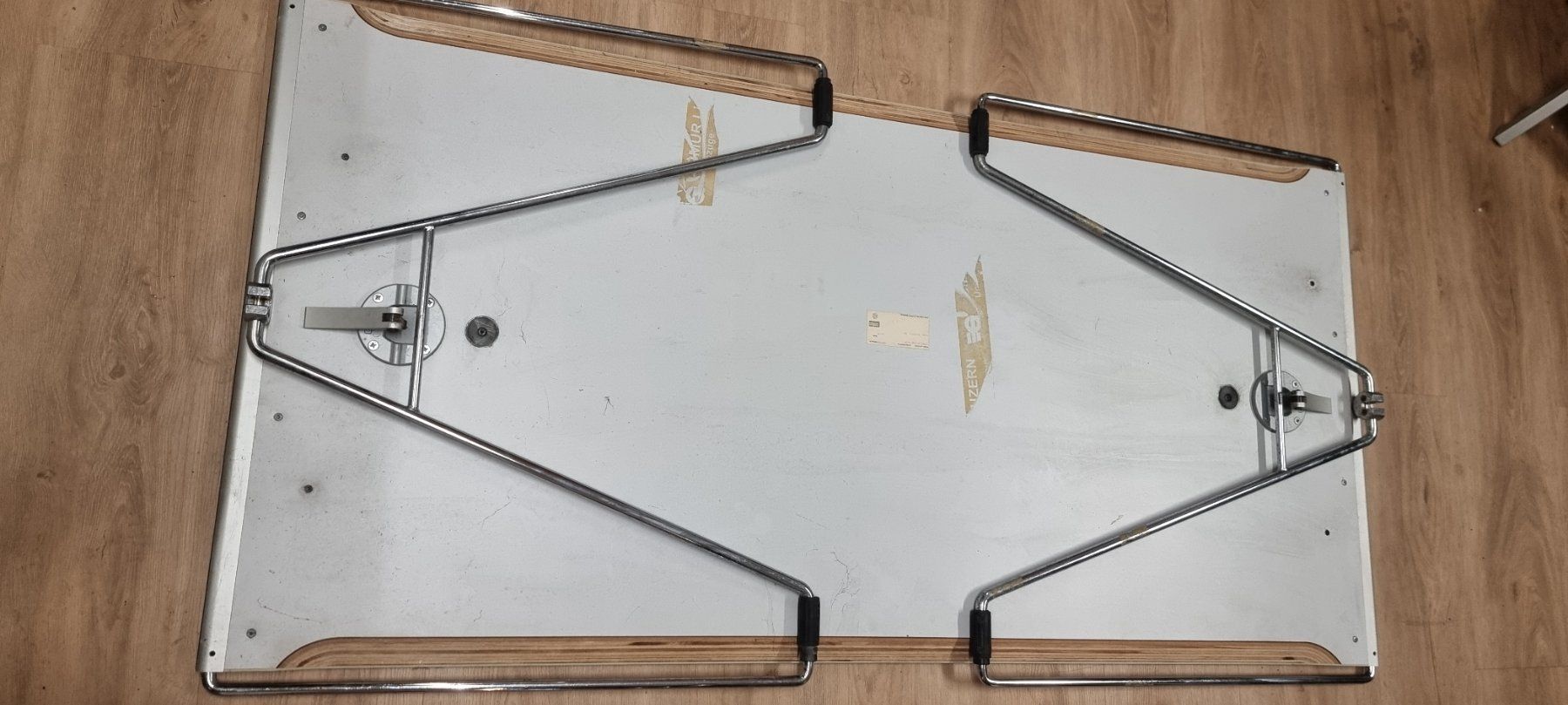 Tavoli: Klapptisch mit Metallgestell hellgrau gebraucht – Usato da Bünzen venduto da Sero100 1