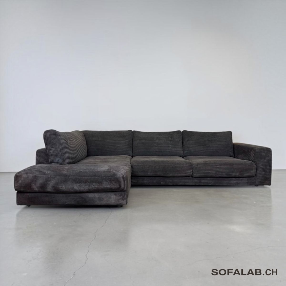 Pfister Divani: Pfister-Ecksofa, dunkelgrauer Cord – Usato da Bachenbülach venduto da Sofalab.swiss