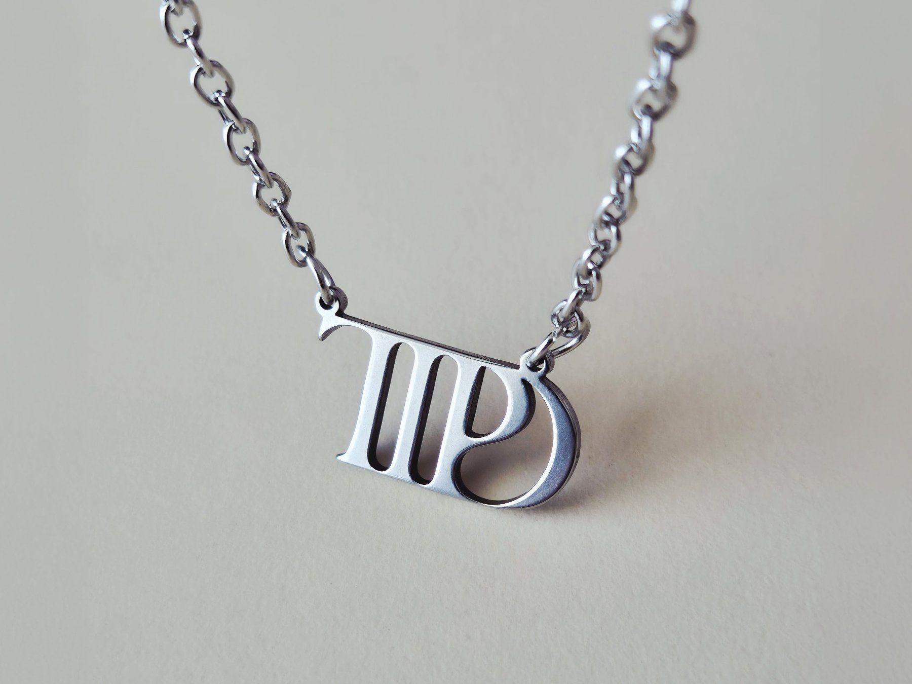Ketten: Collier Taylor Swift TTPD - Pendentif Argenté – Gebraucht aus Riddes von flo_ngl8