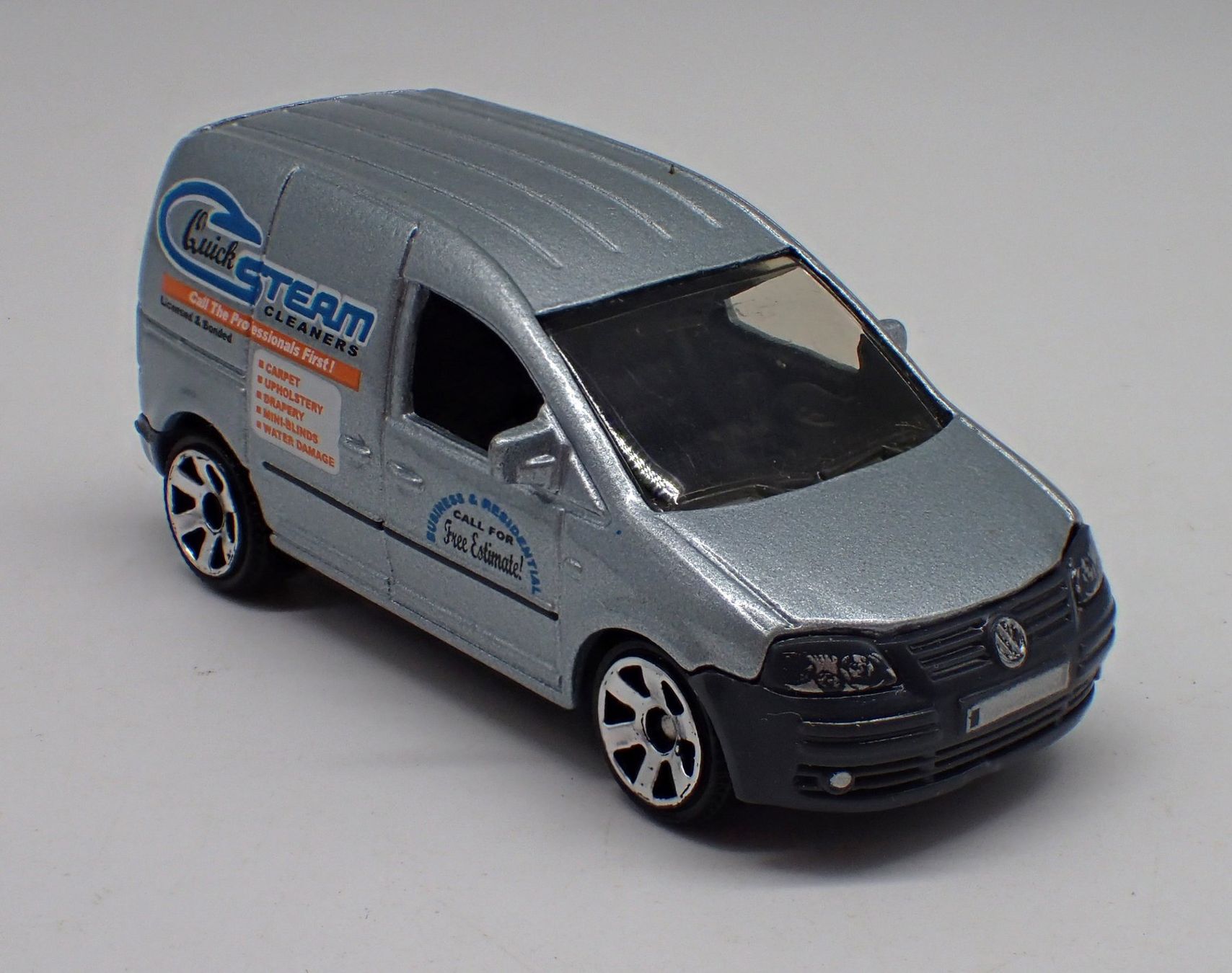 Matchbox Modellini d'auto: Matchbox VW Caddy Quick Steam Cleaners grau/gris – Usato da Ostermundigen venduto da archeopteryx 3