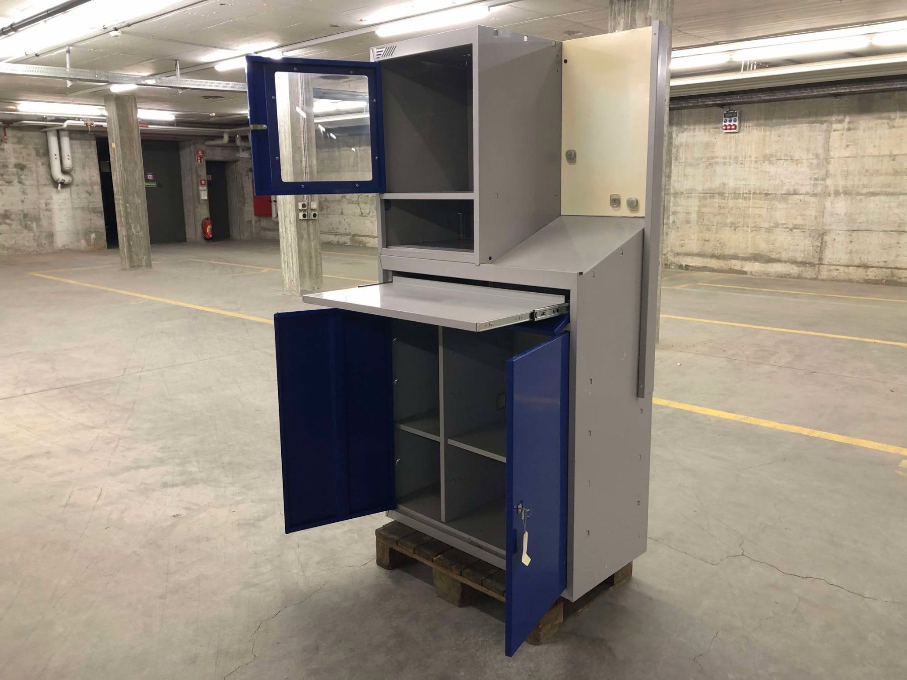 Tutti gli attrezzi: Computer-Arbeitsstation aus Stahlblech – Usato da Winterthur venduto da Joe1001 3