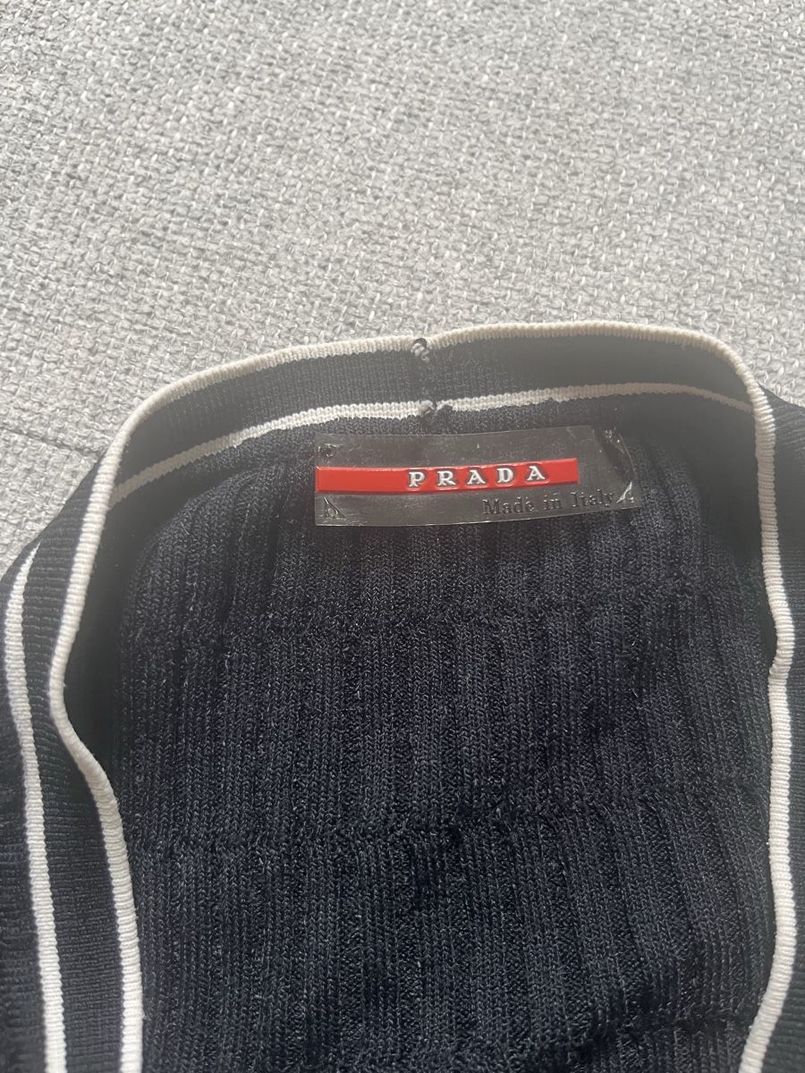 Prada T-Shirts: Pull à manches courtes PRADA noir – Gebraucht aus Nyon von ali_w2tv 1