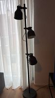 Stylische schwarze Bodenlampe mit 3 Spots / Ikea Hektar