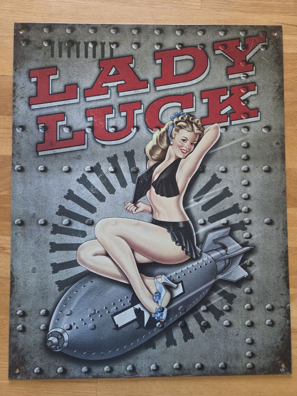 Insegne: Blechschild Lady Luck Pin-up Bombe Retro Stil  – Usato da Dorf venduto da AR15PRO