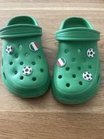 Grüne Clogs Kinder Grösse 31 Fussball Motiv