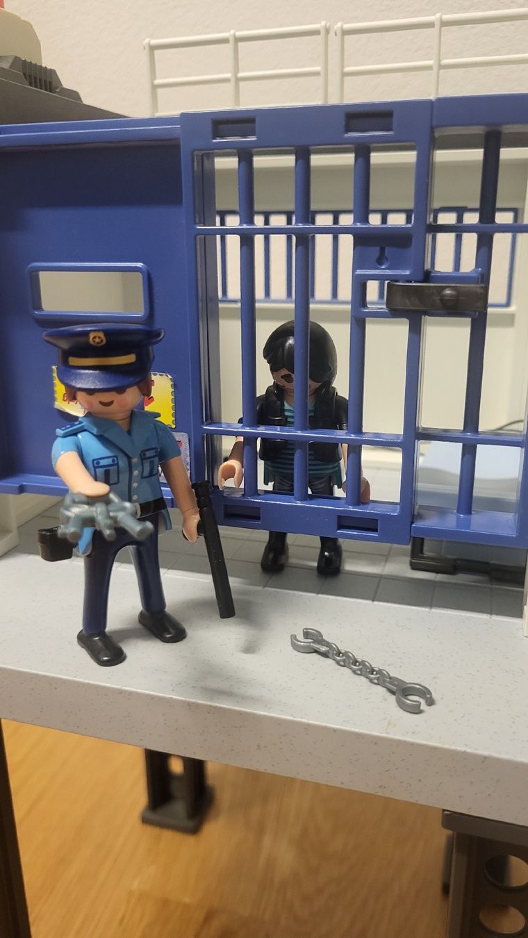 Playmobil Spielzeuge: Playmobil Polizei Hauptquartier mit Gefängnis – Gebraucht aus Kriens von Salsita 1