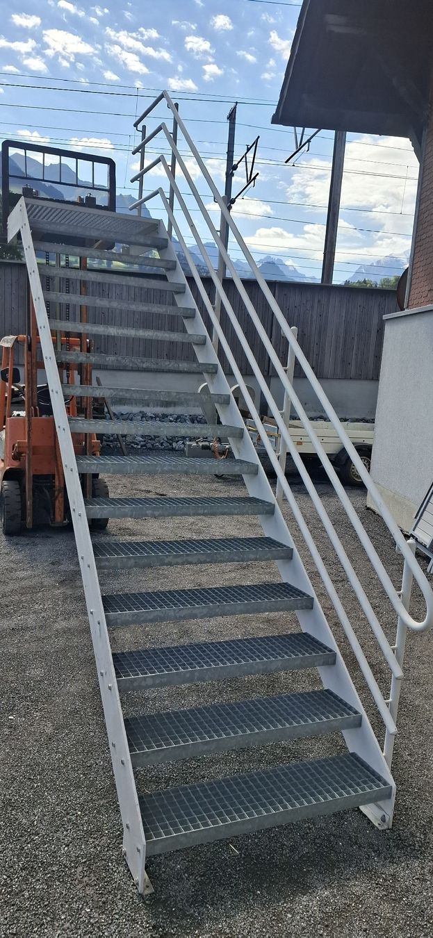 Treppen: Treppe mit Podest und Geländer – Gebraucht aus Reichenbach i. K. von Wskorpion