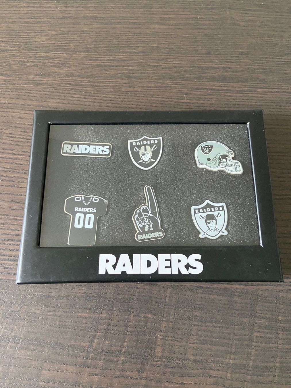 Placchette & Badge: Las Vegas Raiders Pin Set – Nuovo e nell'imballaggio originale da Muttenz venduto da US_Sport_Schweiz