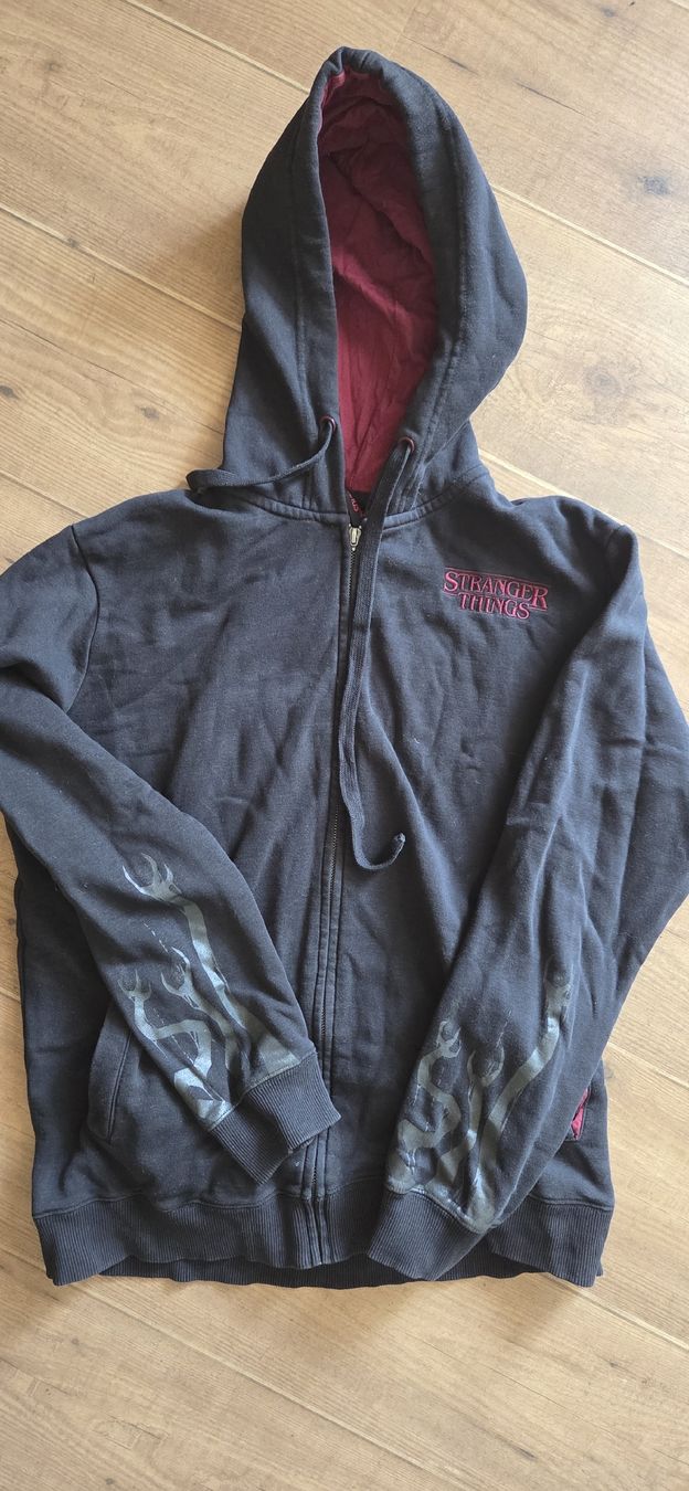Maglioni & Felpe: Stranger Things Hoodie Gr. M Schwarz – Usato da Kaltbrunn venduto da BarbaraR