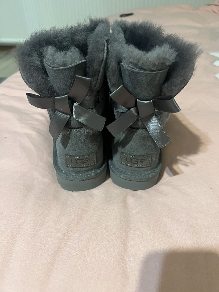 Chaussures femmes: Ugg Mini BOW grigi – Neuf (Voir description) à St Moritz par Ma_S2023 2