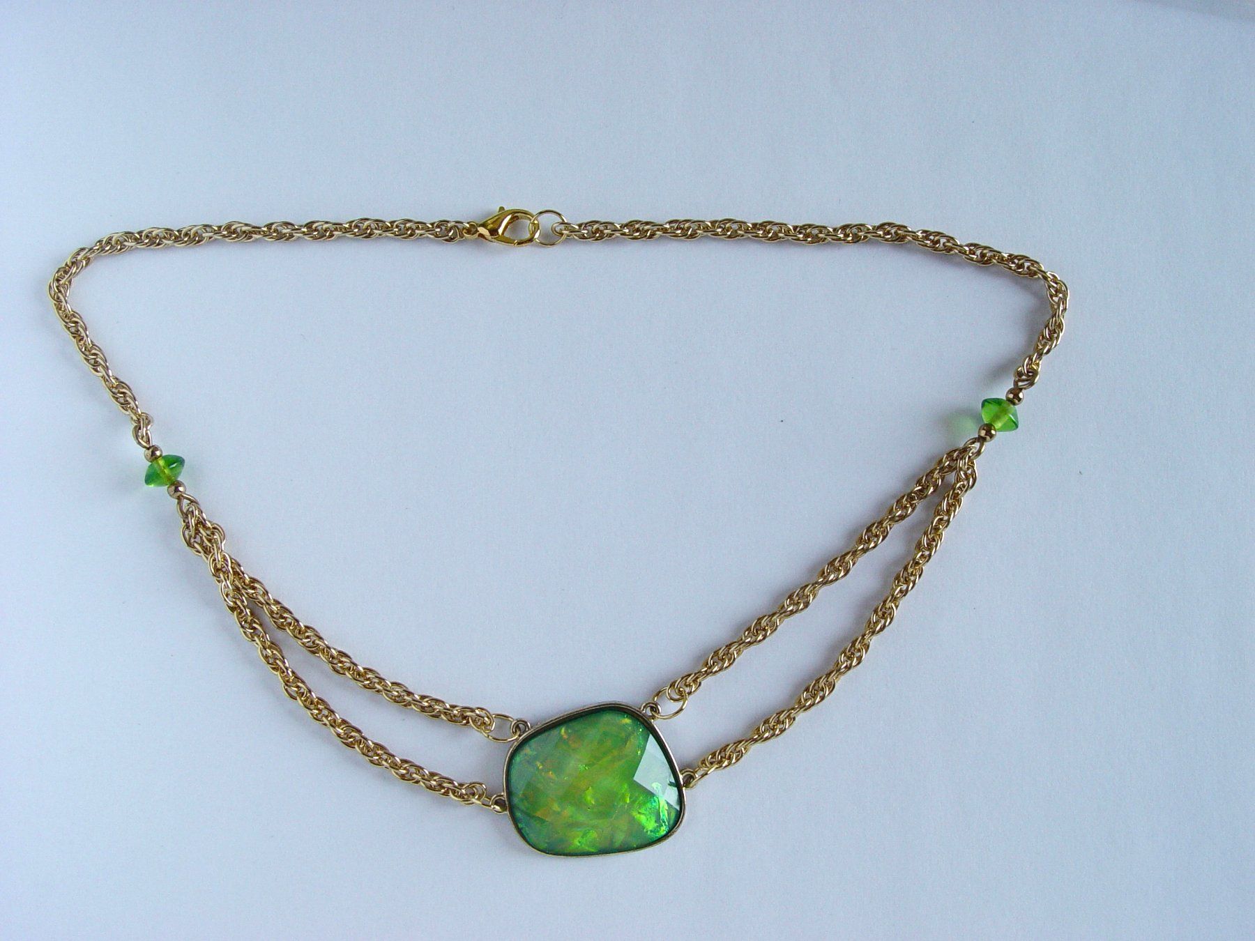 Ketten: Modeschmuck Collier mit schillerndem Anhänger – Gebraucht aus Henggart von  2