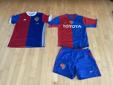 FC Basel Fussball Trikots, M und L