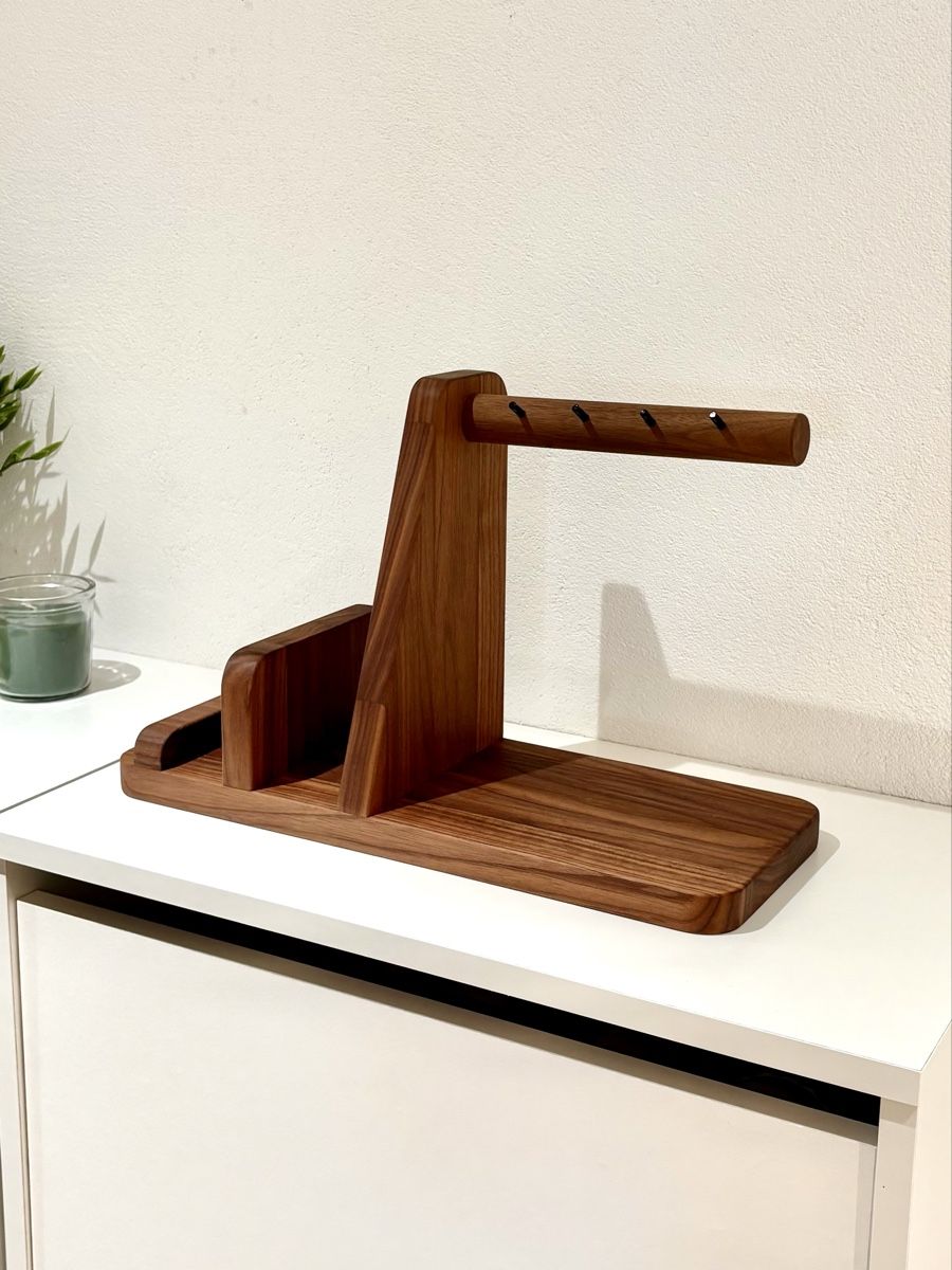 Supporti a parete: Handgefertigter Eingangsbereich Organizer aus Nussbaum – Nuovo (secondo la descrizione) da Suhr venduto da Haptik-Moebel-Design 1