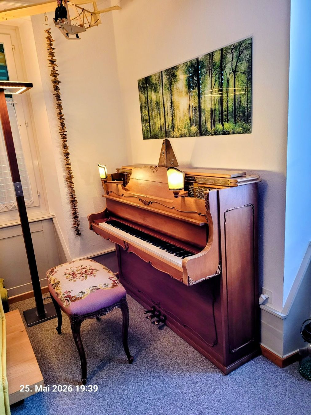 Strumenti musicali: Schimmel Barock Model 112 mit Leuchten, Metronom mit Hocker – Usato da Solothurn venduto da Muse1998
