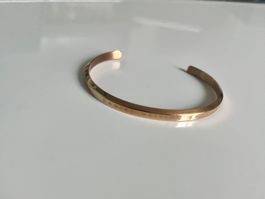 The Classic Bracelet was designed to reflect the captivating