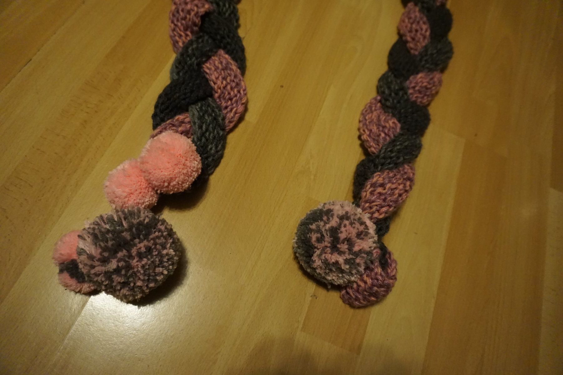 Foulard & Sciarpe: Warmer handgestrickter Schal mit Bommeln, Grau/Rosa. – Usato da Zürich venduto da einalemjena 1