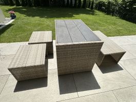 Garten-Tisch mit Bank und zwei Hockern