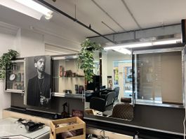 Waschbecken & Glasschränke Friseursalon 