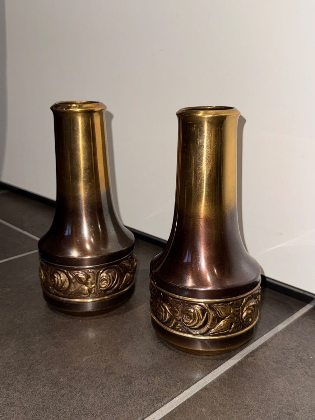Vase & Récipients: 2 wunderschöne antike Vasen aus Messing oder Kupfer Rosen – D'occasion à Rothrist par Fondgruebe 1