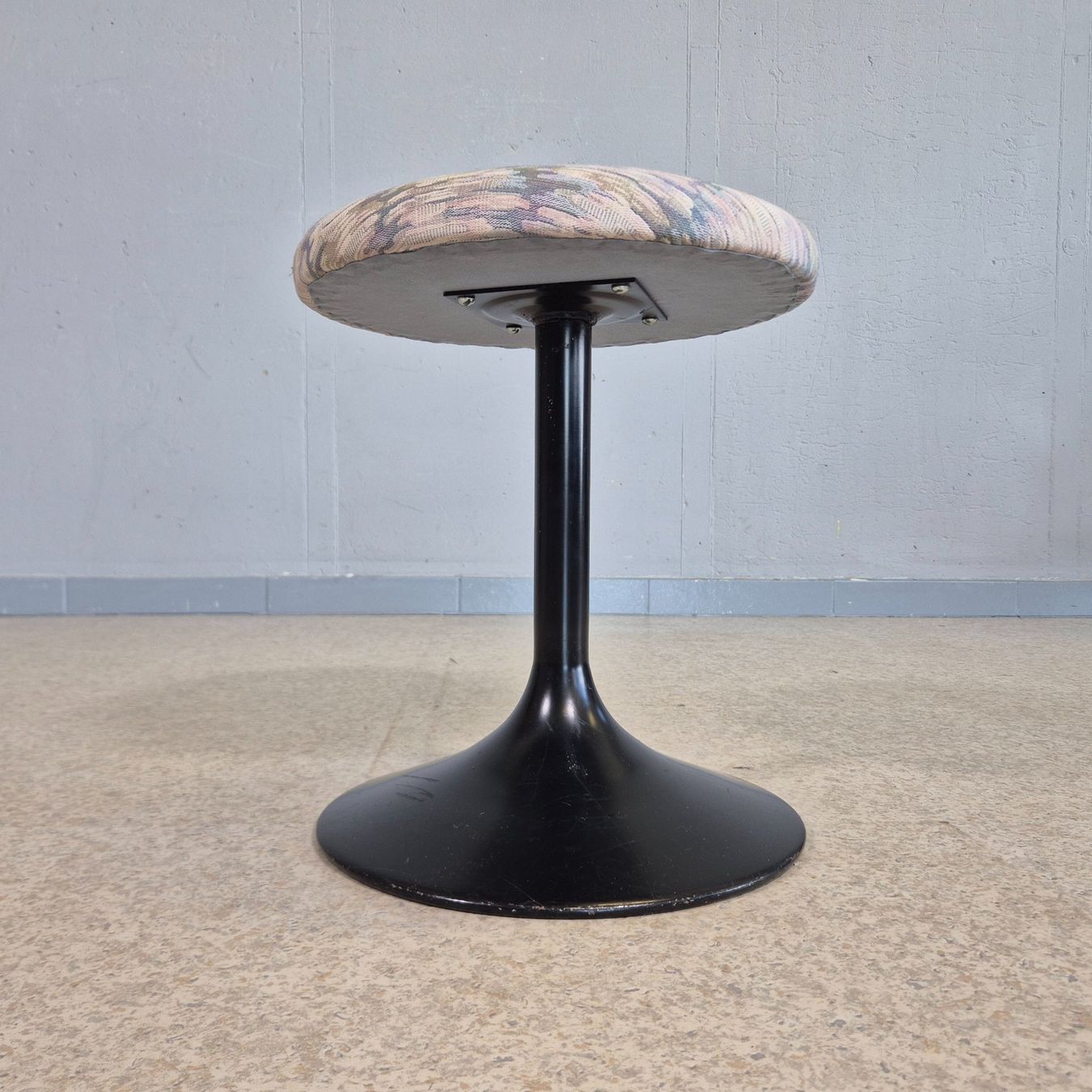 Hocker: Tulpenfuss Polsterhöcker Vintage Stool Hocker Höcker – Gebraucht aus Nottwil von Wondewa-Shop
