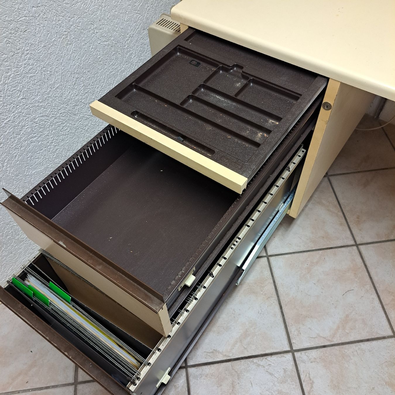 Scrivanie: Schreibtisch mit Schubladen und Ablagefach, beigefarben – Usato da Wangen b. Olten venduto da So8081 8