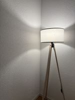Moderne Stehlampe mit Holz-Akzenten inkl. Glühbirne