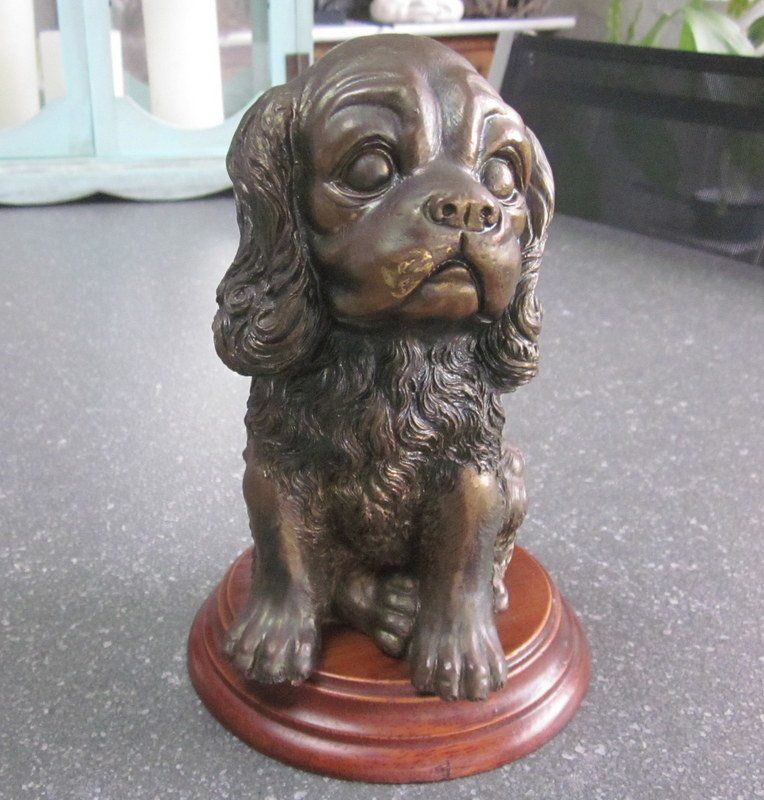 Statuette: Broncefarbiger Cocker Spaniel auf Holzsockel, Höhe 18 cm – Usato da Bischofszell venduto da raika