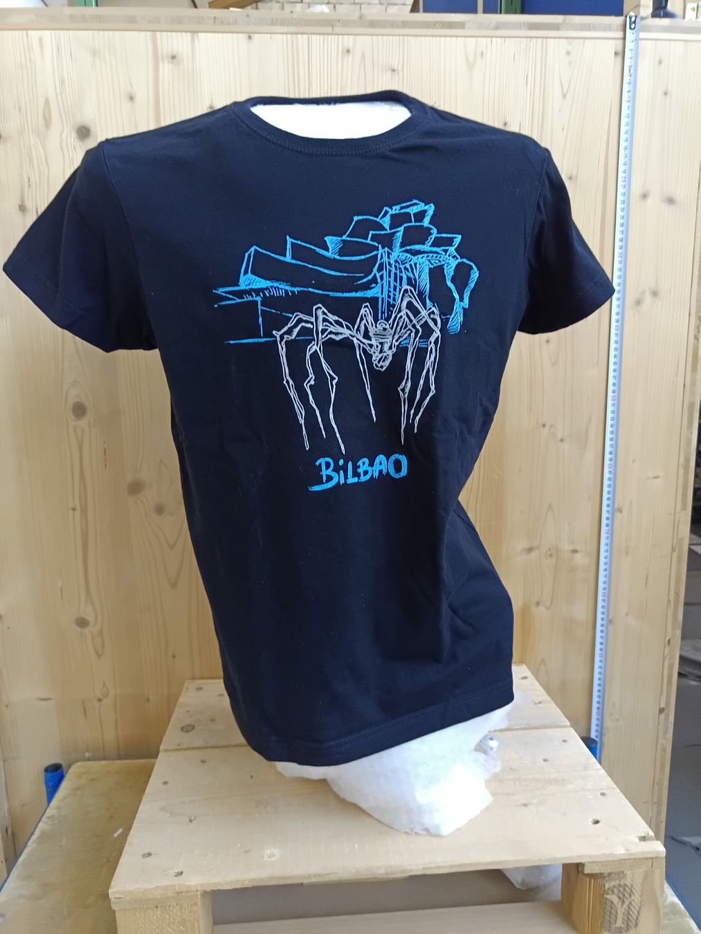 Hemden, T-Shirts & Polos: T-Shirt Guggenheim-Bilbao – Neu und originalverpackt aus Wängi von Ladys_First