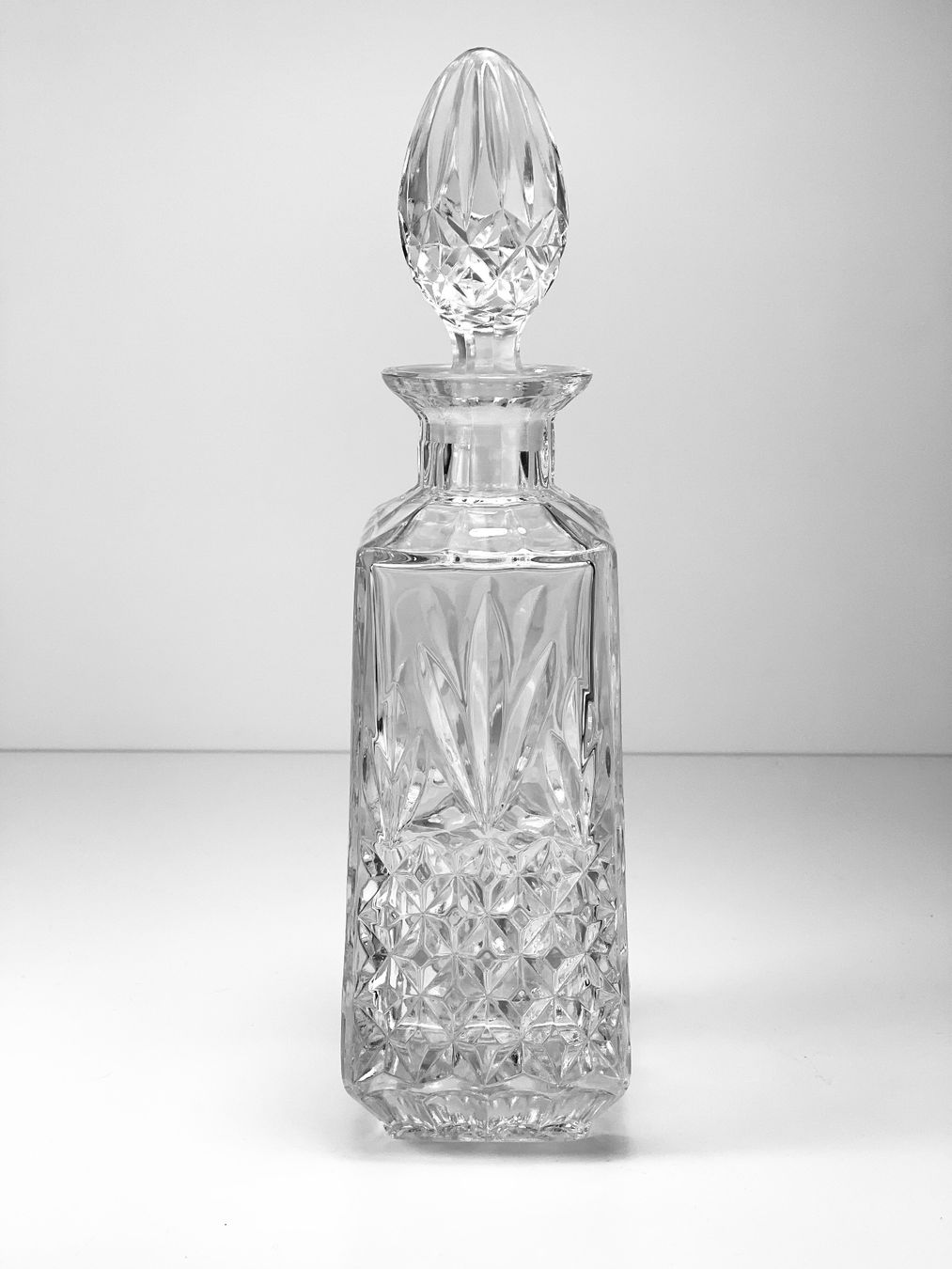 Caraffe: Elegante Kristallkaraffe/Whiskeykaraffe mit Glasstopfen – Usato da Zürich venduto da Arche_Brockenhaus 2