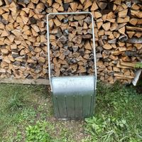 Schneeschieber aus Metall mit Bügelgriff guter Zustand