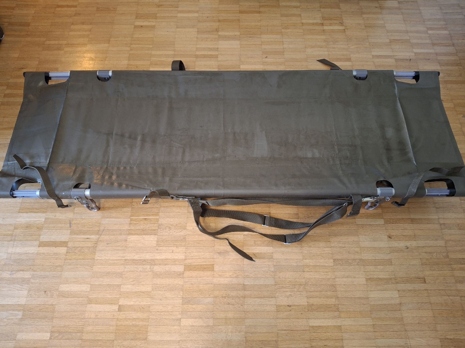 Chaises longues: Armee Tragbare/ Krankenbare/Feldbett – D'occasion à Birsfelden par Snezana86 1