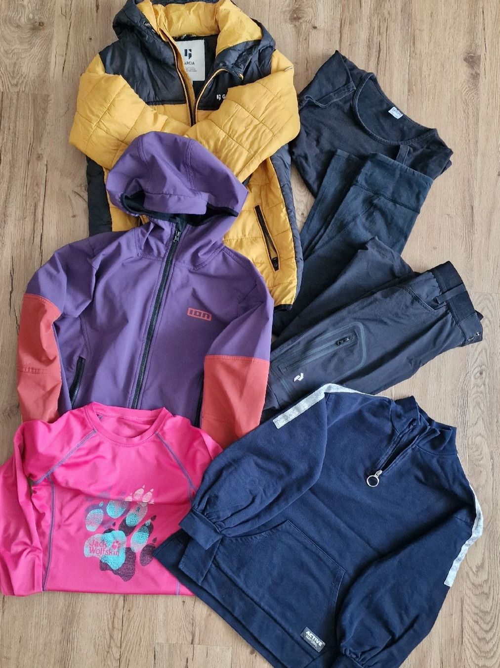 Lotti & Set di vestiti: Sportkleiderpaket Mädchen Gr. 140 – Usato da Mönchaltorf venduto da nzhuravel