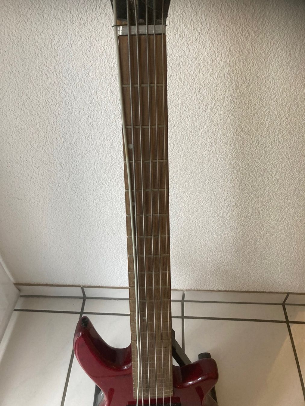 Strumenti musicali: Roter E-Bass mit 6 Saiten – Usato da Bonstetten venduto da Knight2100 2