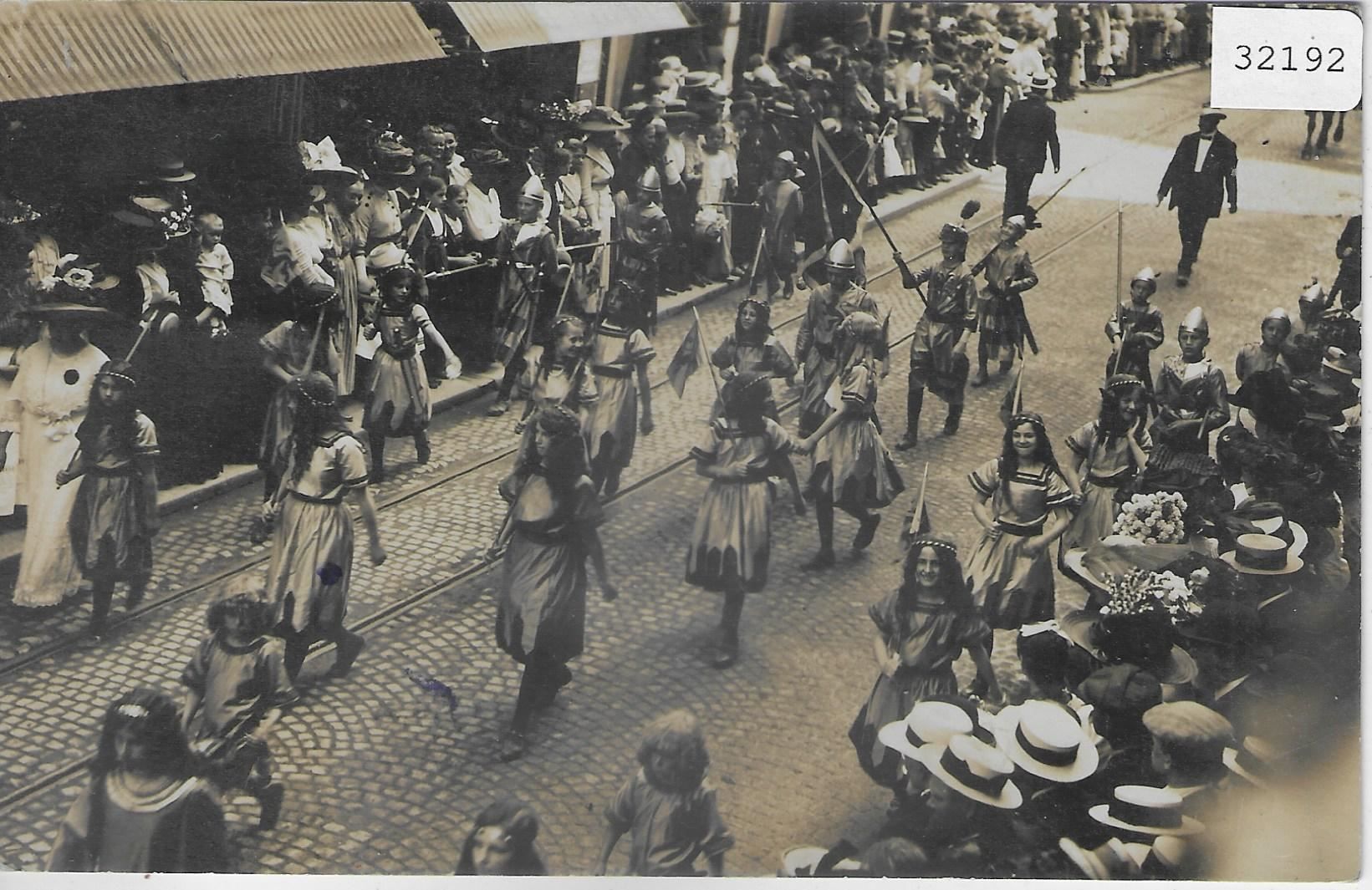 Cartoline postali: Basler Fasnacht - Gruppe Junge Mädchen – Usato da Ettingen venduto da Kartenplanet