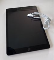 Apple iPad (8. Generation) Space Grau mit Ladekabel