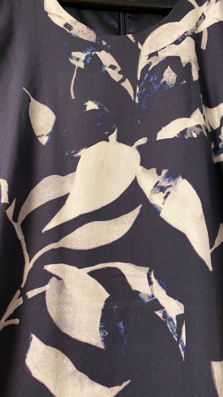 Vestiti: Sommerkleid Dunkelblau mit Blättermuster – Usato da Starrkirch-Wil venduto da sclupain 2
