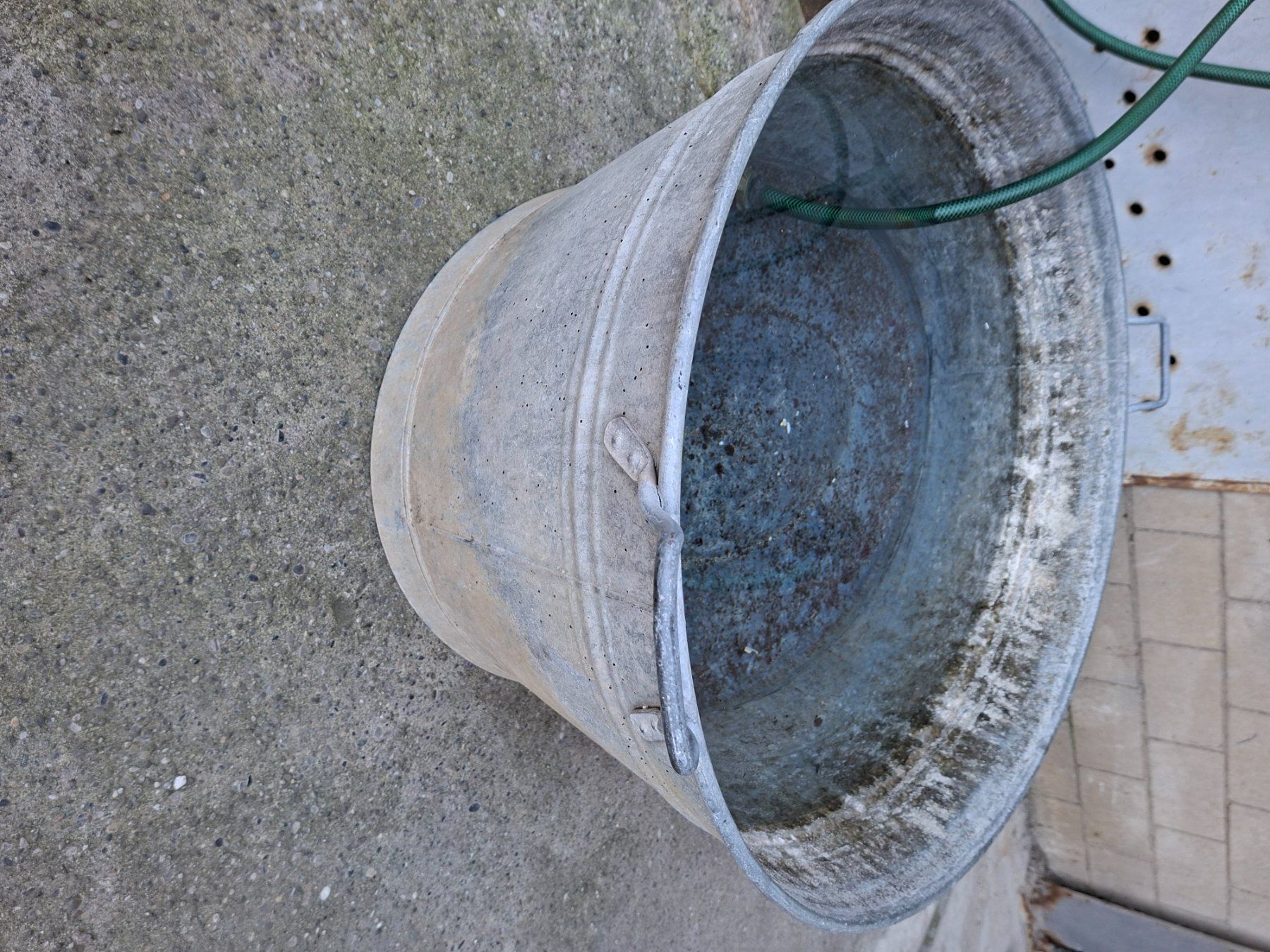 Autres décorations pour le jardin: Zinkwanne / Zuber oval extra Gross - dicht – D'occasion à Erlach par silvia3235 9