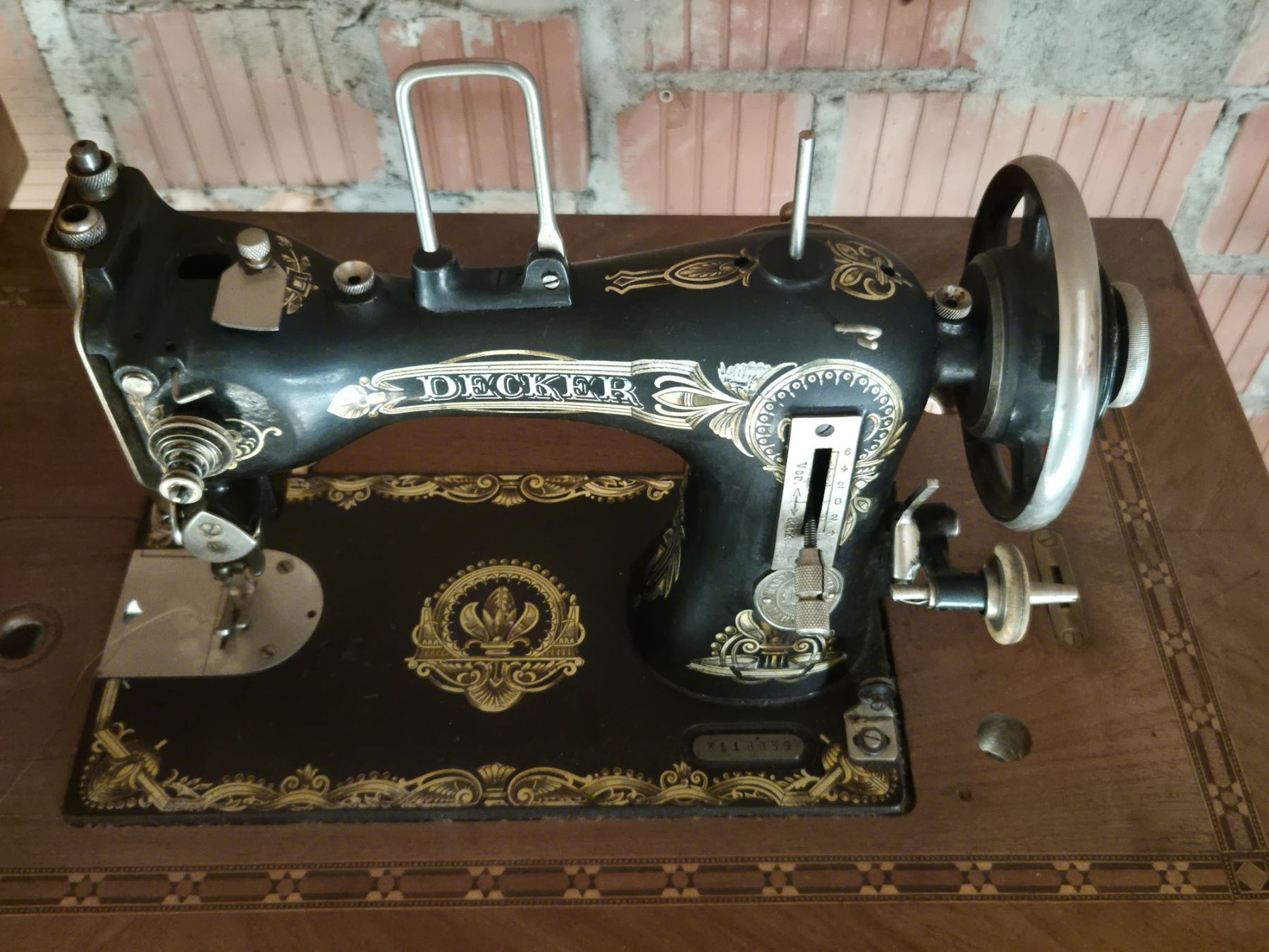 Nähmaschinen: Alte Nähmaschine von Decker – Gebraucht aus Auenstein von Y.C. 1