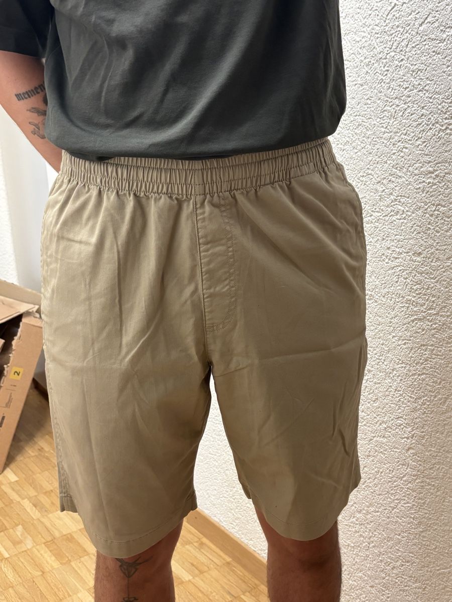 Uniqlo Pantaloni: UNIQLO BEIGE SHORTS MIT ELASTISCHEM BUND - M – Nuovo (secondo la descrizione) da Kehrsatz venduto da luc_vs5c