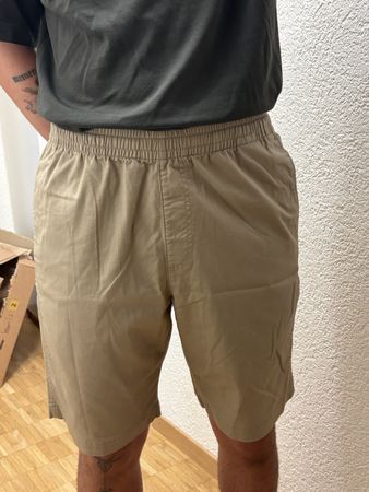 UNIQLO BEIGE SHORTS MIT ELASTISCHEM BUND - M