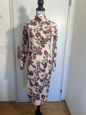 Elegantes Midikleid mit Blumenmuster, Grösse M