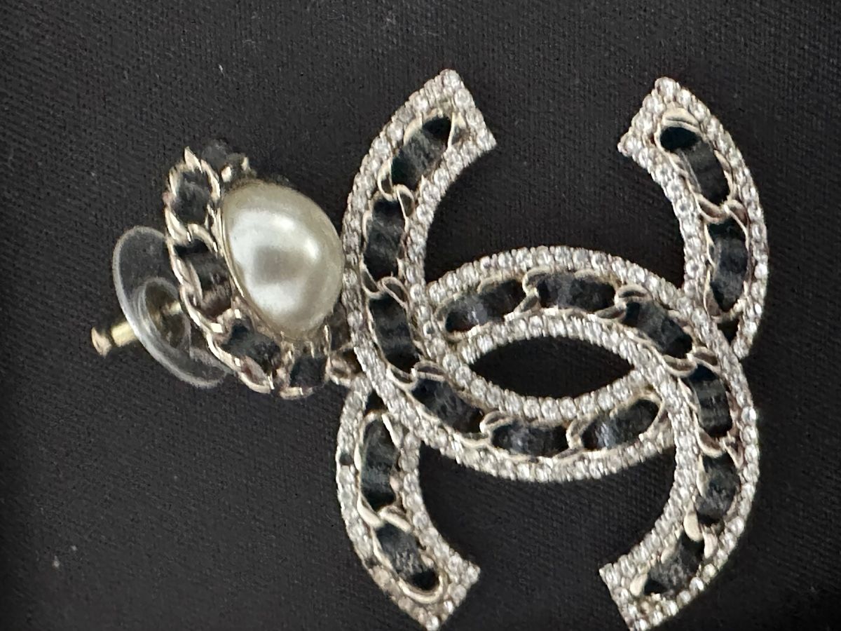 Chanel Ohrringe & -stecker: Chanel Ohrringe mit Perlen – Gebraucht aus Frick von Soleil4658 7