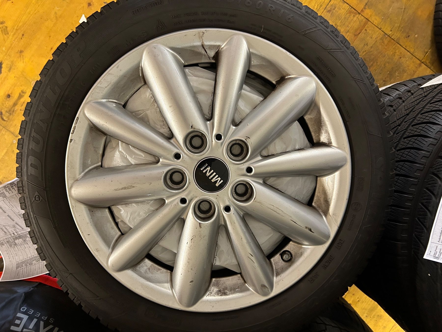 Mini Pneus & Kompletträder: 4 original Winterräder zu Mini Cooper S – Gebraucht aus Steinhausen von Automotive-Meier-1 1
