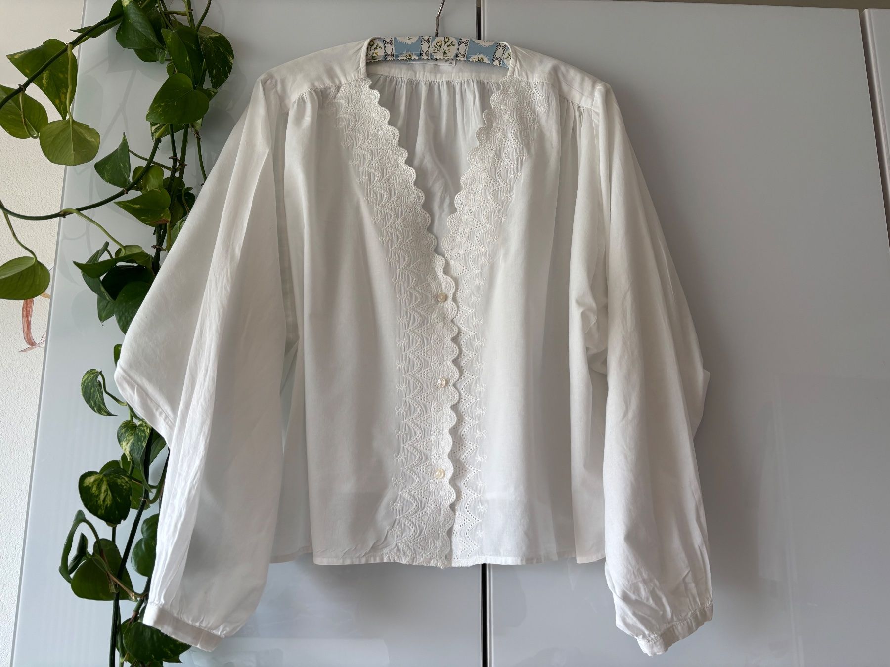 Mango Camicette: MANGO Bluse mit Lochstickerei Gr. M – Usato da Zürich venduto da missmodernage