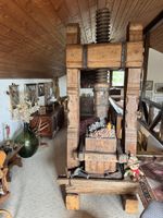 Antike Weinpresse aus Holz, Dekoration für Weinkeller