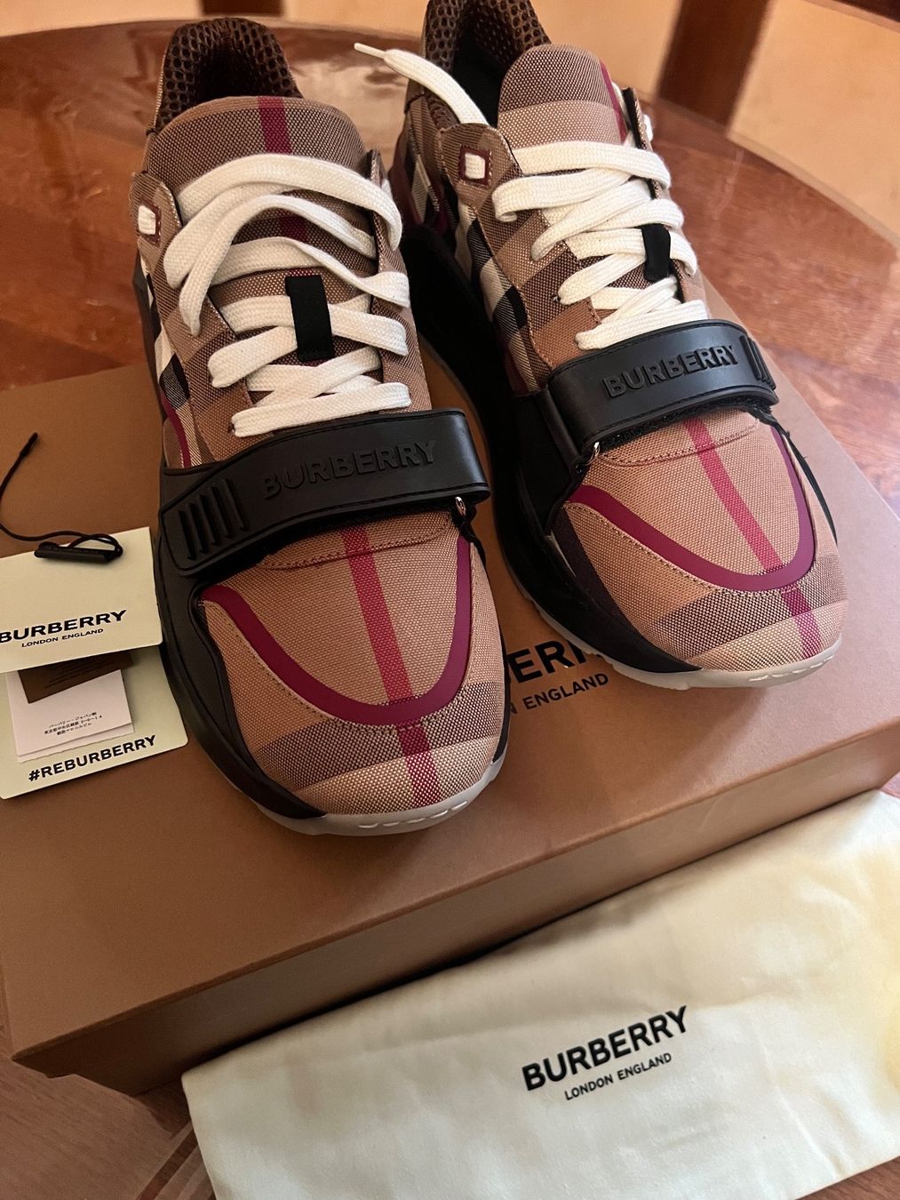 Burberry Herrenschuhe: Chaussures Burberry taille 44 – Neu und originalverpackt aus Monthey von Joseph-29