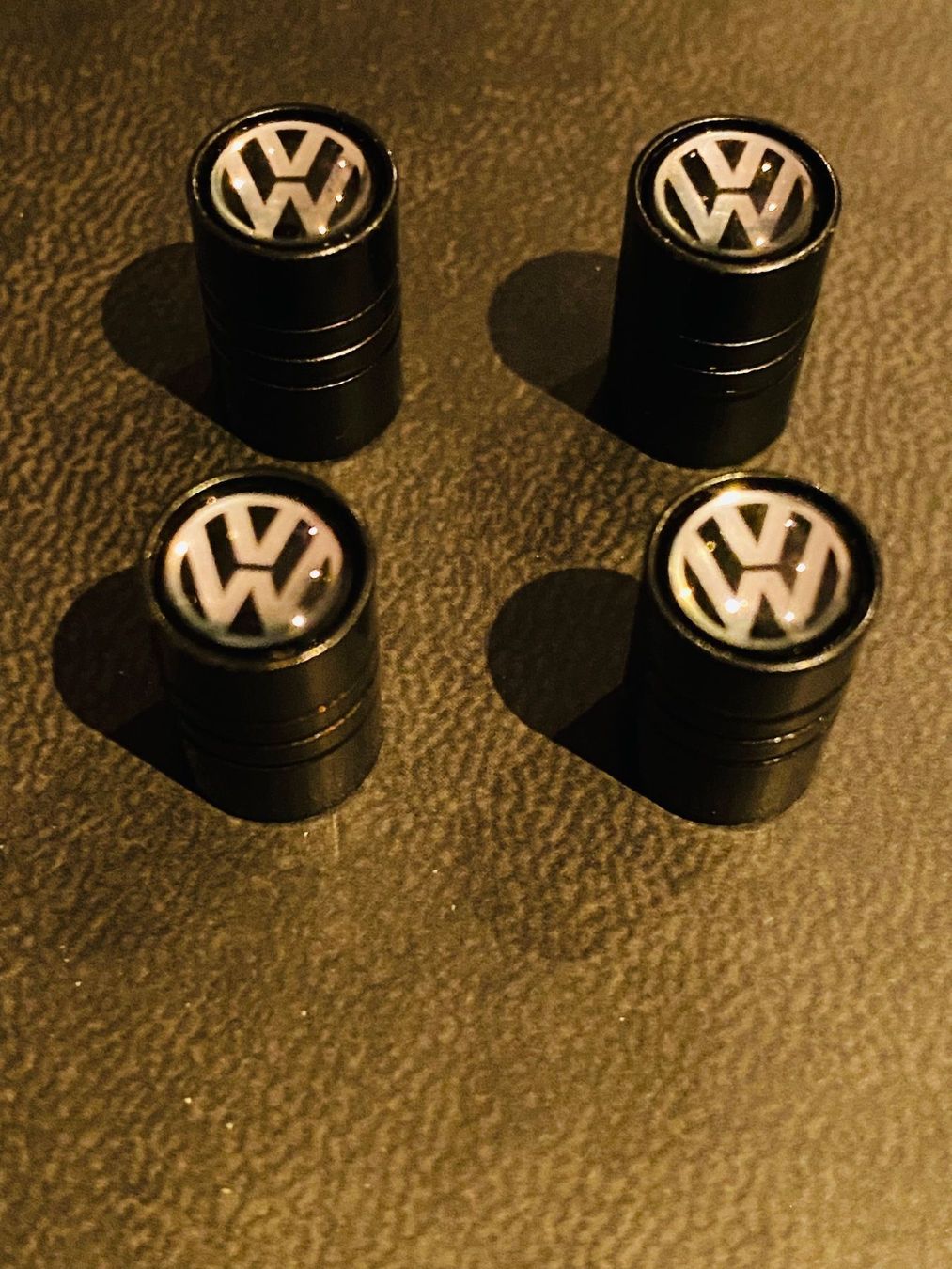 Volkswagen Sonstiges Fahrzeugzubehör: VW Ventilkappen 4er-Set in schwarz NEU – Neu und originalverpackt aus Balsthal von  3