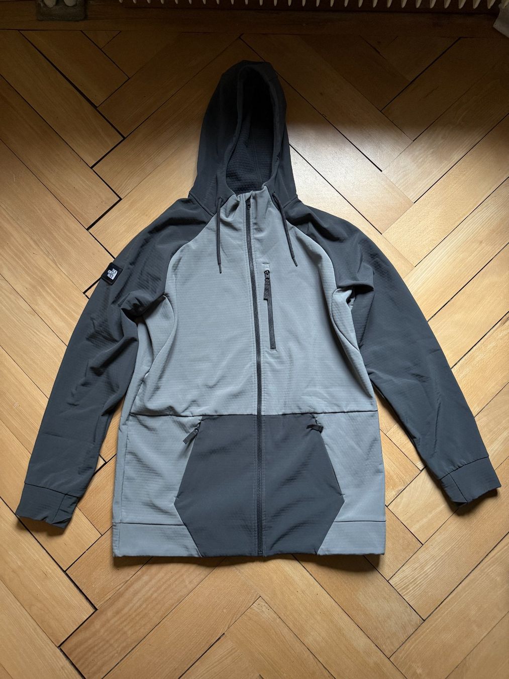 North Face Jacken: THE NORTH FACE - Sportjacke grau L – Gebraucht aus Zürich von Diazaio