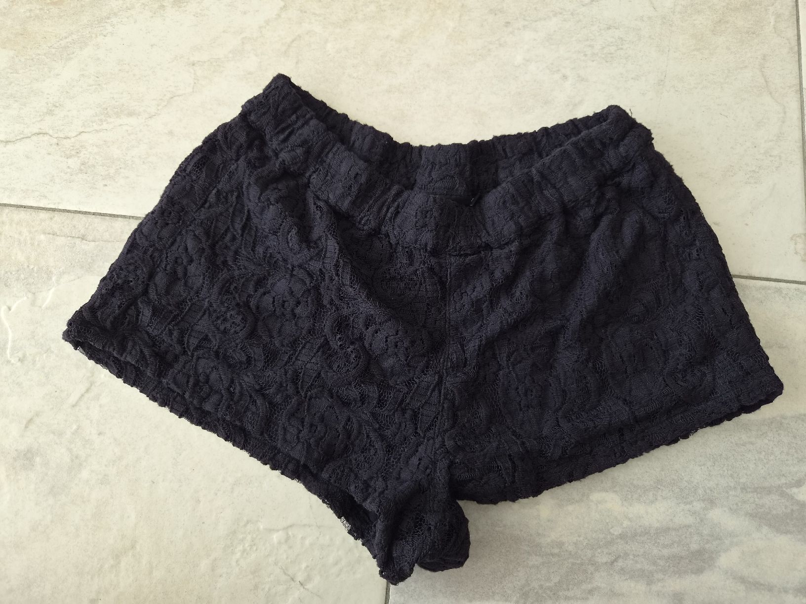 Pantaloni: Damen Hot Pants schwarz, Grösse M mit Spitzenmuster  – Usato da Niederrohrdorf venduto da Miripfiri